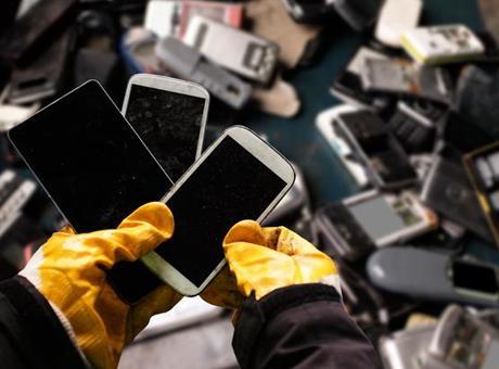 Eski telefonunuzu çöpe atmadan bir daha düşünün! İçinden altın çıkıyor: ‘Yılda 400 kilogram’
